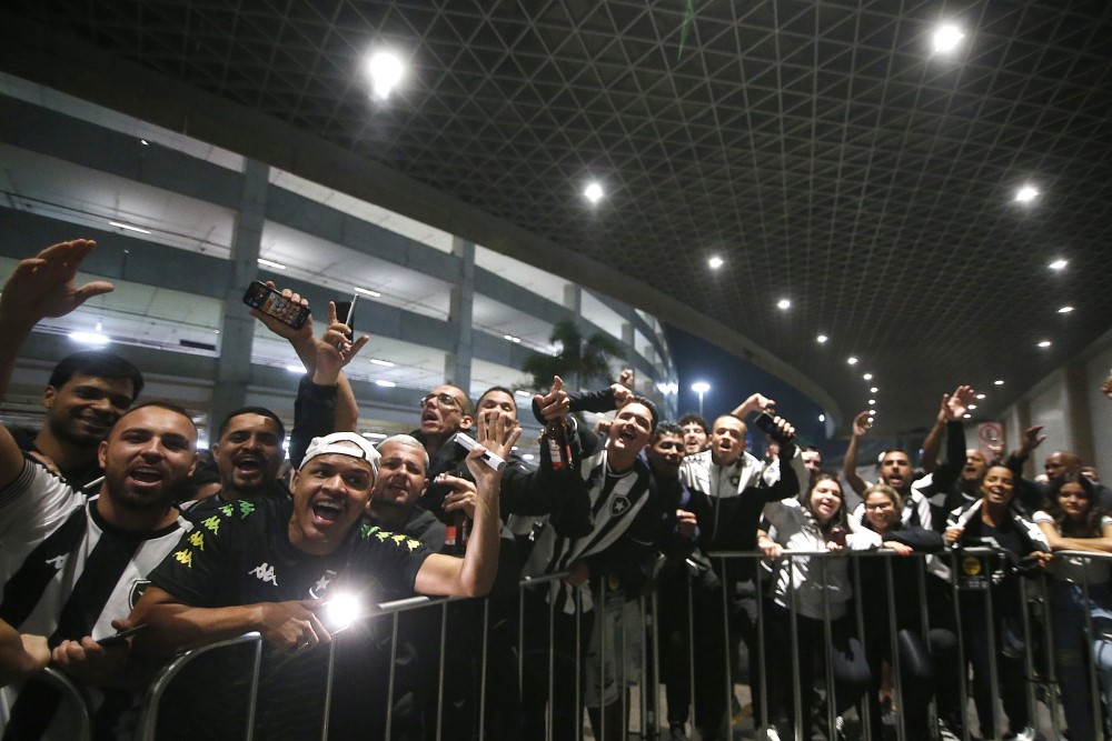 Torcida do Botafogo esgota cinco setores da final da Libertadores na Argentina Torcida do Botafogo esgota cinco setores da final da Libertadores na Argentina