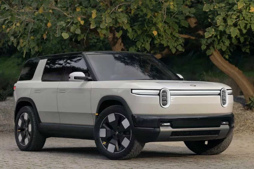 Volkswagen e Rivian se unem para desenvolver carros elétricos Volkswagen e Rivian se unem para desenvolver carros elétricos