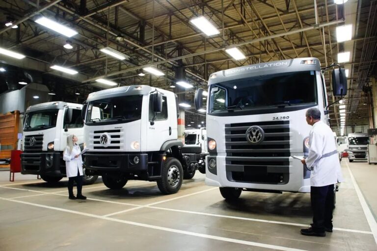 Volkswagen lança caminhões e ônibus a biometano e motor híbrido