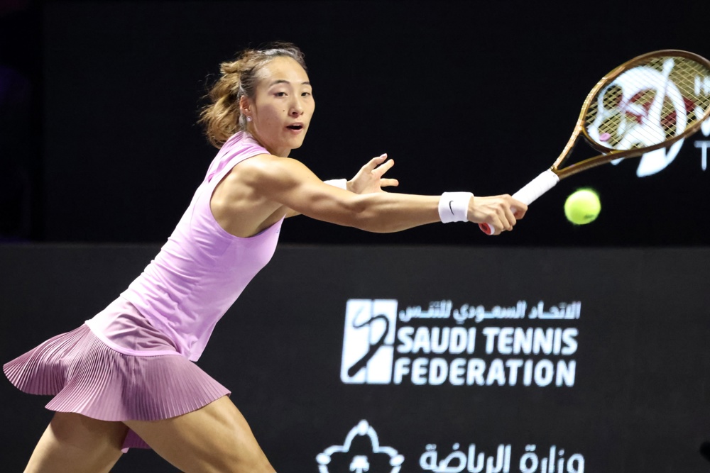 Zheng vence Paolini e avança para semifinais do WTA Finals Zheng vence Paolini e avança para semifinais do WTA Finals
