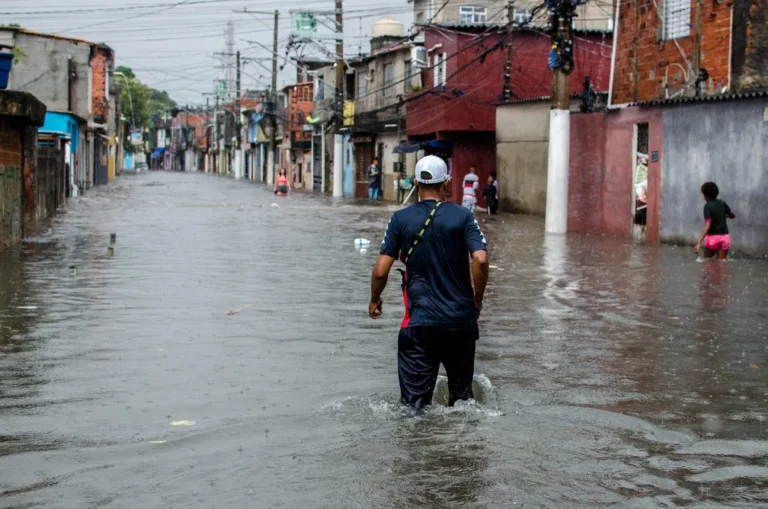 Chuvas fortes e alagamentos na Zona Leste: qual a responsabilidade das autoridades no desentupimento dos bueiros?