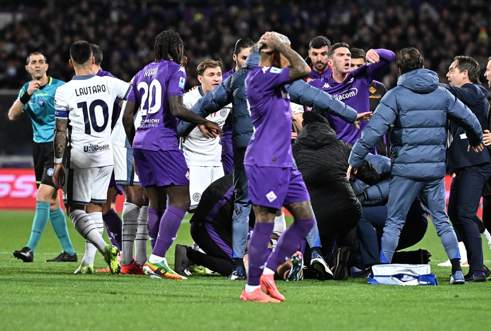 Após mal súbito durante jogo, meio-campista da Fiorentina se recupera e recebe visita de familiares e companheiros Após mal súbito durante jogo, meio-campista da Fiorentina se recupera e recebe visita de familiares e companheiros