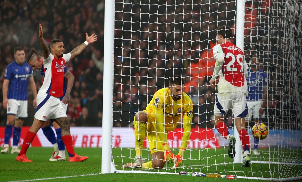 Arsenal vence Ipswich e se mantém na vice-liderança do Campeonato Inglês Arsenal vence Ipswich e se mantém na vice-liderança do Campeonato Inglês