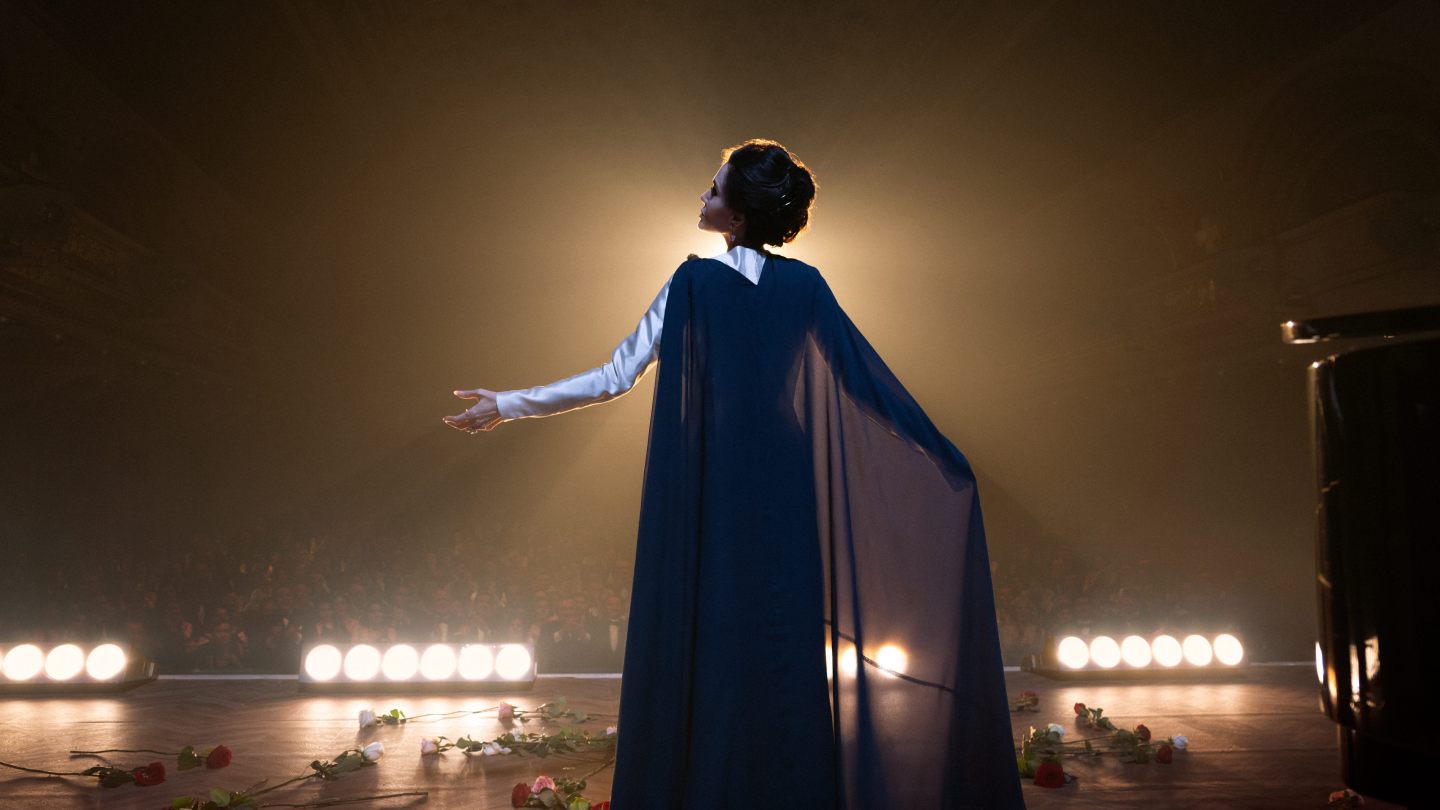 Biografia de Maria, lenda da ópera, retratada por Angelina Jolie, reflete momentos sombrios da vida da cantora. Biografia de Maria, lenda da ópera, retratada por Angelina Jolie, reflete momentos sombrios da vida da cantora.