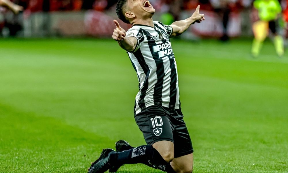 Botafogo vence Inter, coloca mão na taça e decide título em casa diante do São Paulo Botafogo vence Inter, coloca mão na taça e decide título em casa diante do São Paulo