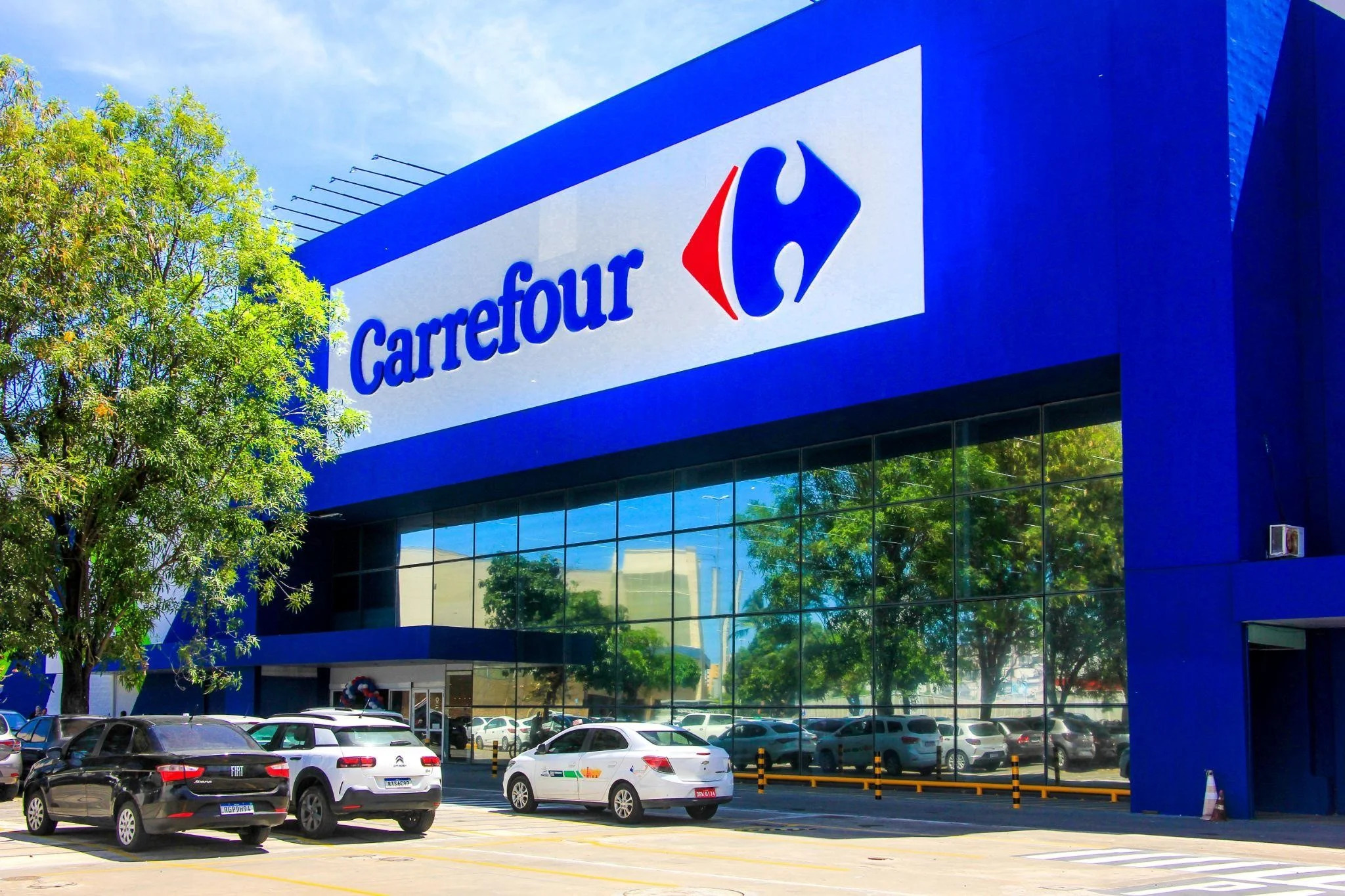 Carrefour vende 11 lojas para grupo gaúcho Carrefour vende 11 lojas para grupo gaúcho