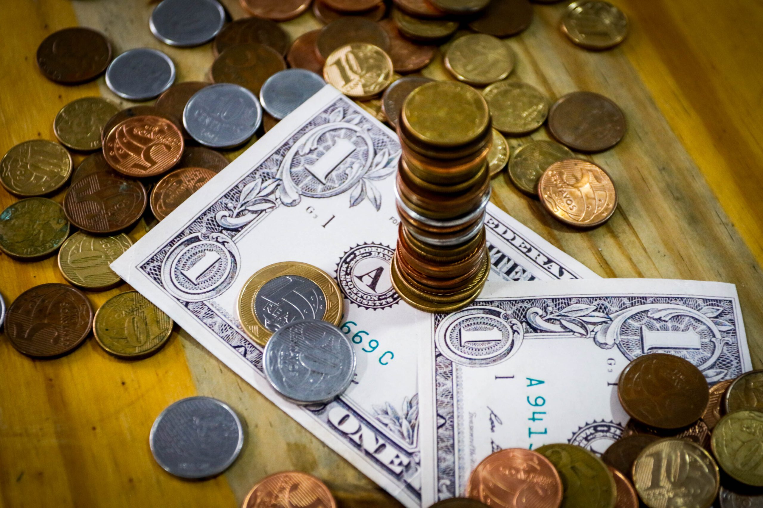 Dólar atinge R$ 6,19 Dólar atinge R$ 6,19
