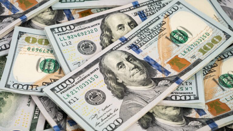 Dólar bate recorde pela 4ª vez seguida e fecha a R$ 6,06