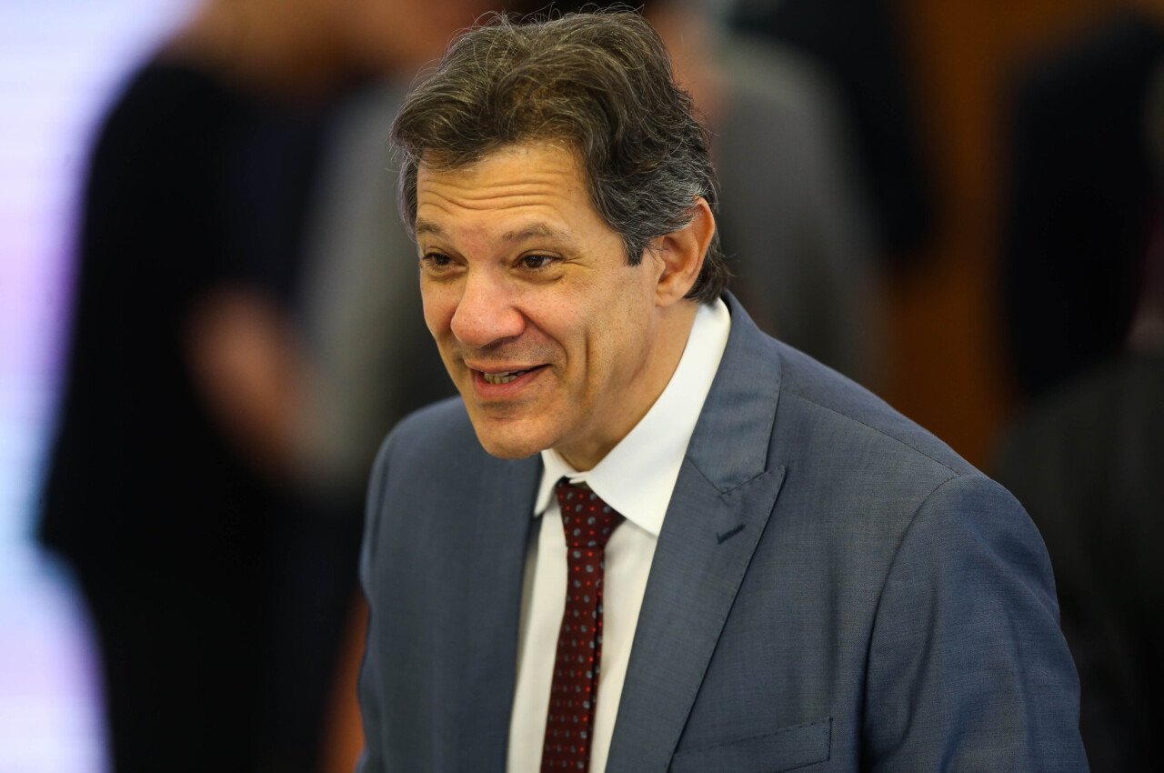Haddad anuncia férias em meio a dólar recorde e desajuste fiscal Haddad anuncia férias em meio a dólar recorde e desajuste fiscal