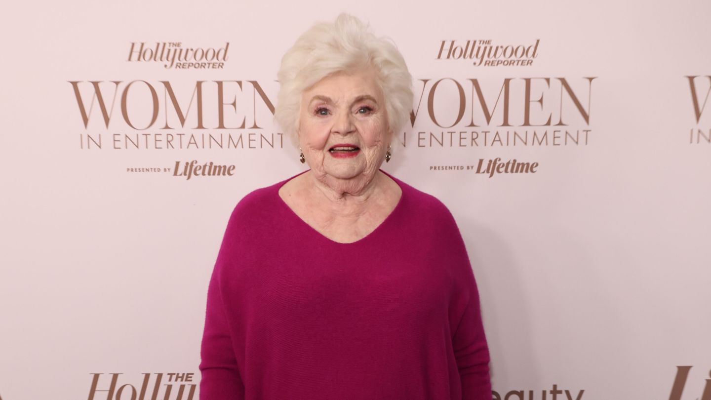 June Squibb comenta sobre a estreia de Scarlett Johansson na direção com ‘Eleanor the Great’ June Squibb comenta sobre a estreia de Scarlett Johansson na direção com ‘Eleanor the Great’