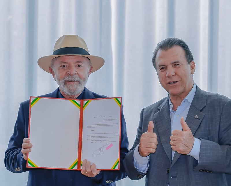 Lula assina decreto que reajusta salário mínimo para R$ 1.518