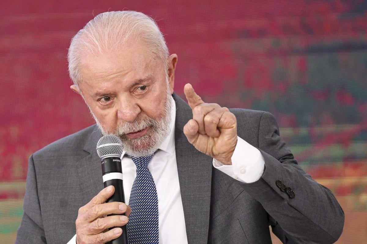 Lula assina decretos para salvar estatais que dão prejuízo Lula assina decretos para salvar estatais que dão prejuízo