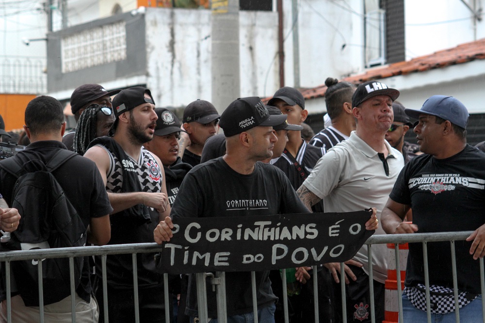 Torcedores do Corinthians protestam antes da votação do impeachment de Augusto Melo