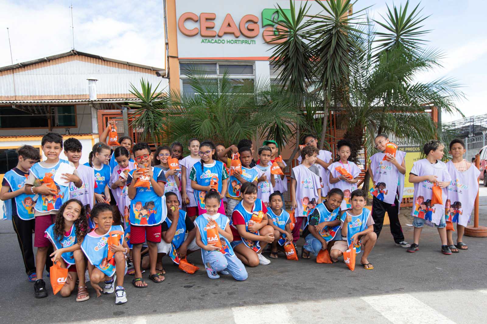 Alegria e sabor marcam a visita de crianças do projeto De Férias nos CEUs ao Ceag Guarulhos Alegria e sabor marcam a visita de crianças do projeto De Férias nos CEUs ao Ceag Guarulhos