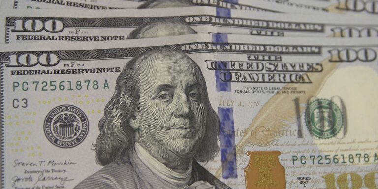 Dólar cai para R$ 5,43 e atinge menor valor desde setembro