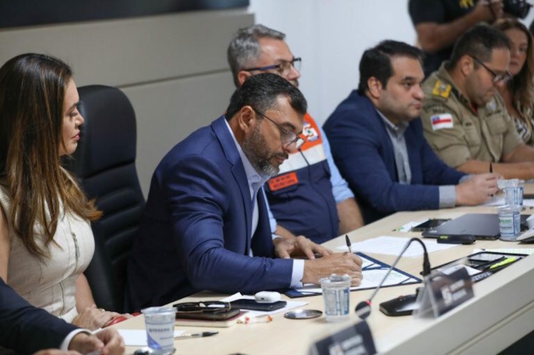 Governador do Amazonas torna permanente comitê de enfrentamento a eventos climáticos
