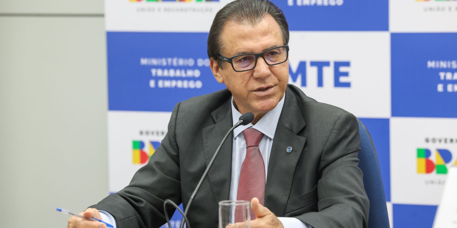 Ministro do Trabalho critica política de aumento da Selic Ministro do Trabalho critica política de aumento da Selic
