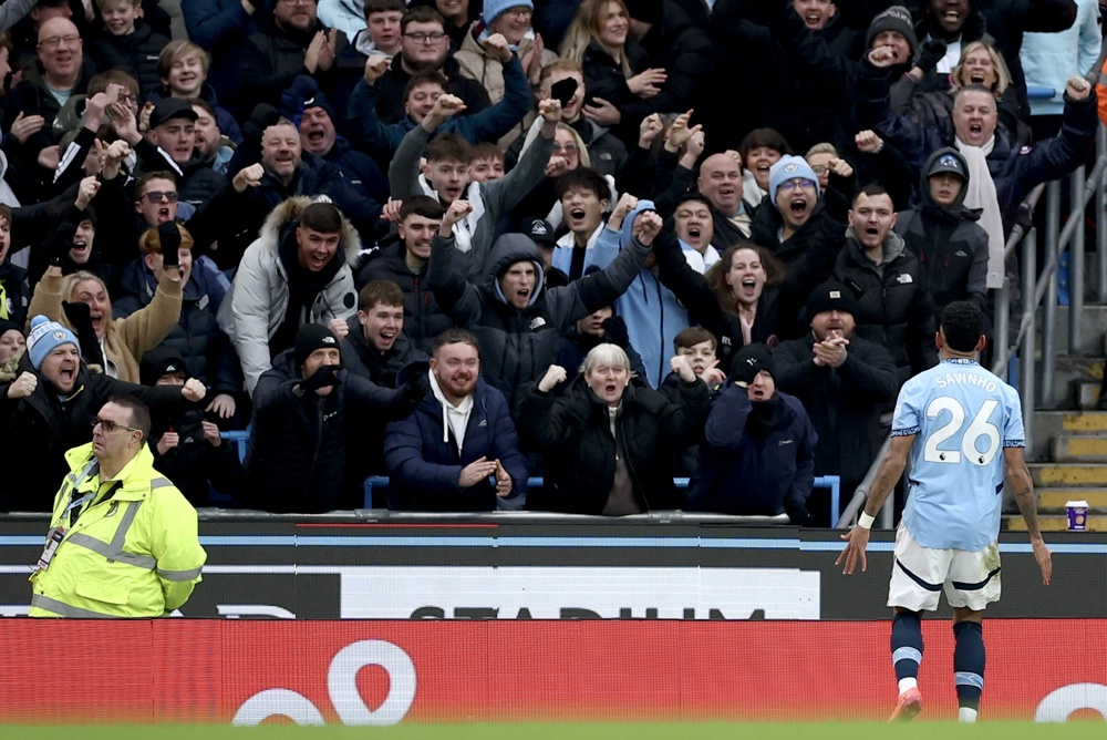 Pep Guardiola elogia Savinho por boa fase no Manchester City