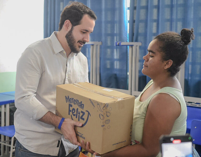 Prefeitura entrega kits de alimentos a alunos da rede municipal no período de férias