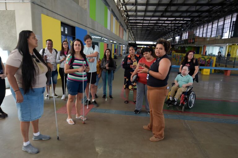 Prefeitura leva alunos com deficiência visual para banho de piscina e visita guiada ao CEU Pimentas