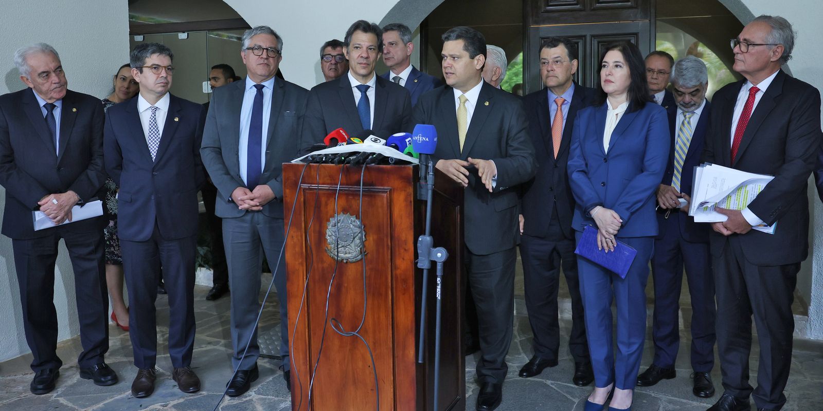 Ao lado de ministros, Alcolumbre promete colaboração com o governo Ao lado de ministros, Alcolumbre promete colaboração com o governo