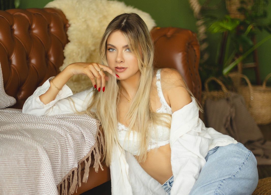 Clarissa lança seu novo single “DNA” com clipe autoral e celebra trajetória na música