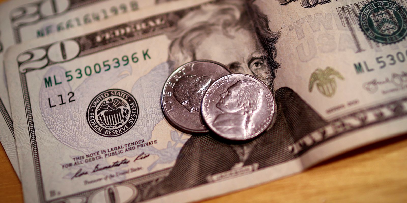 Dólar cai para R$ 5,68 e fecha no menor nível desde novembro Dólar cai para R$ 5,68 e fecha no menor nível desde novembro