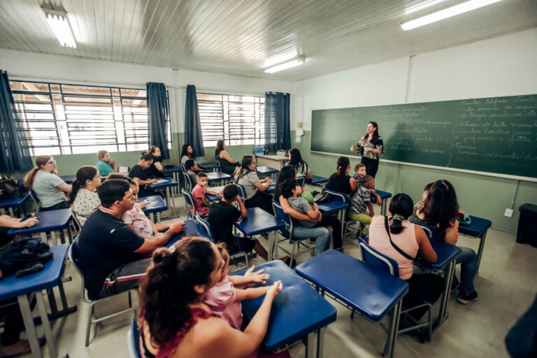 Escolas recebem responsáveis pelos alunos na 1ª reunião de famílias e educadores do ano