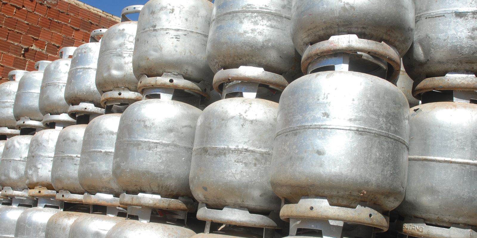 Gás de cozinha fica mais barato neste sábado com ICMS menor Gás de cozinha fica mais barato neste sábado com ICMS menor