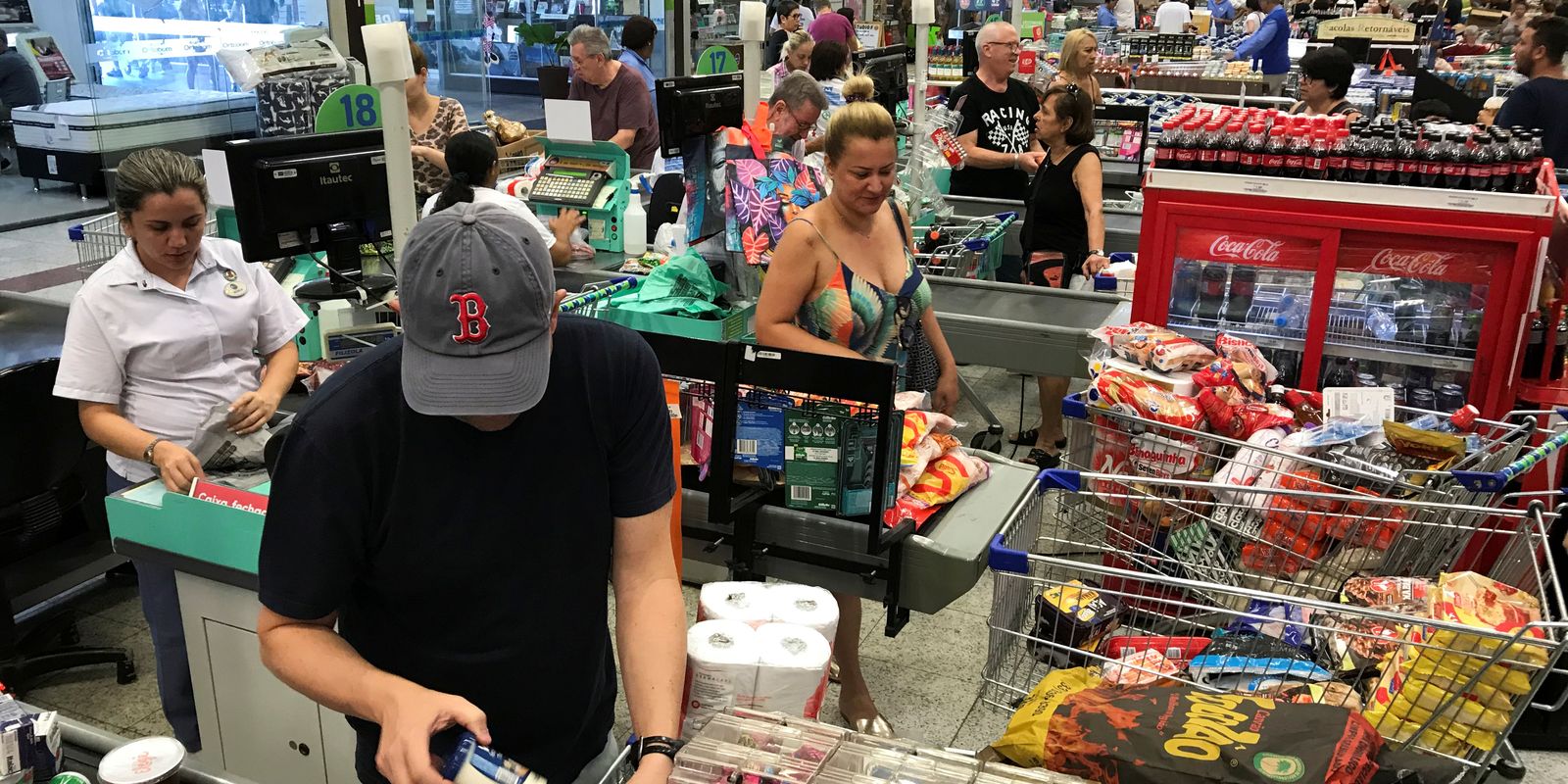 Supermercados defendem contrato de trabalho por hora Supermercados defendem contrato de trabalho por hora