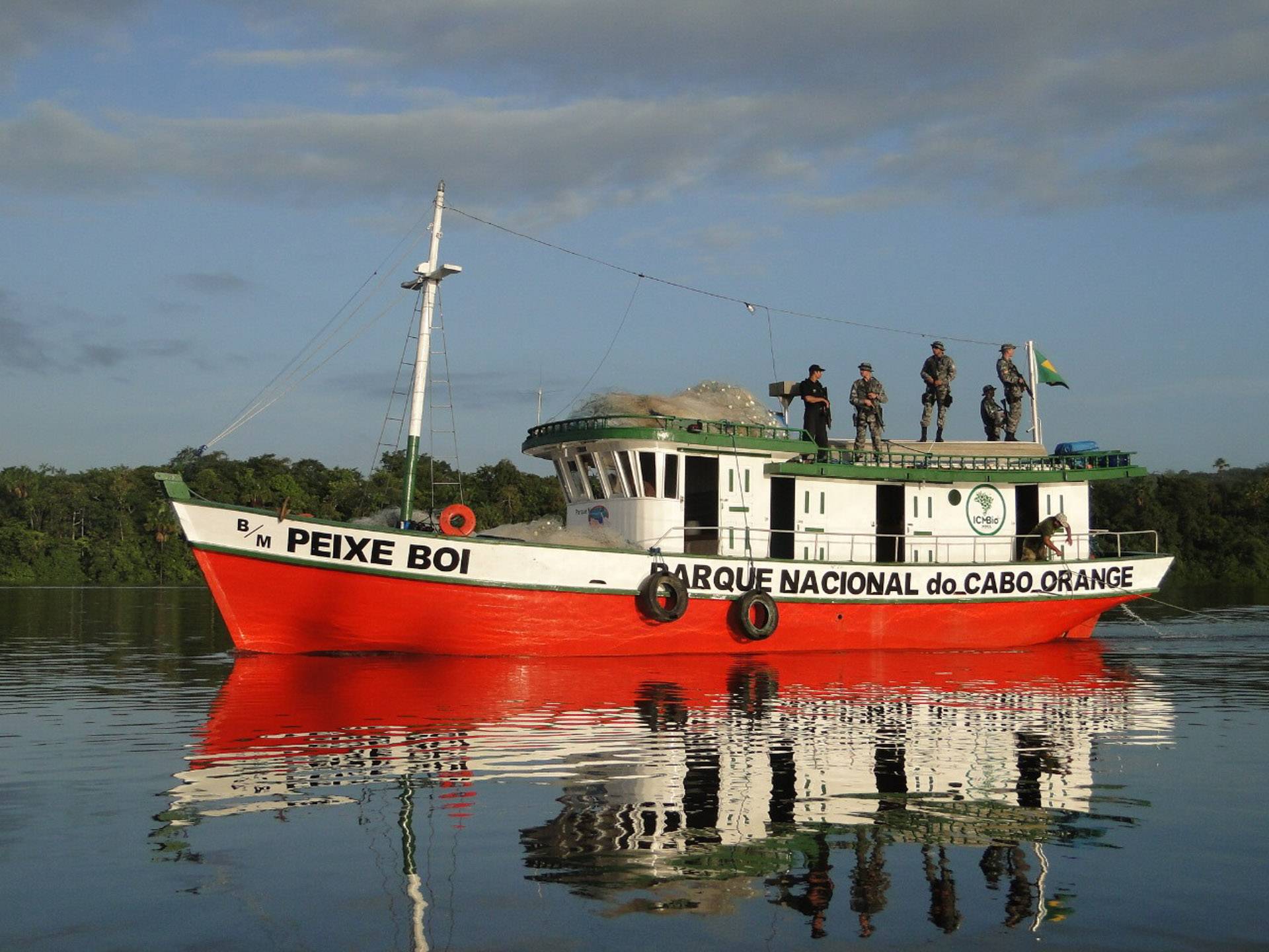 Pesca ilegal já virou rotina na maior área marinha protegida da Amazônia Pesca ilegal já virou rotina na maior área marinha protegida da Amazônia