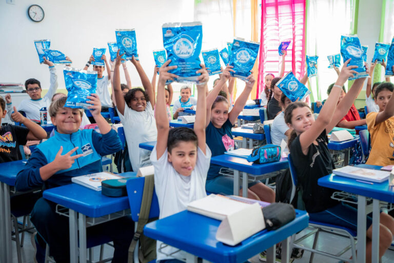 Prefeitura inicia entrega de leite para 115 mil alunos da rede municipal
