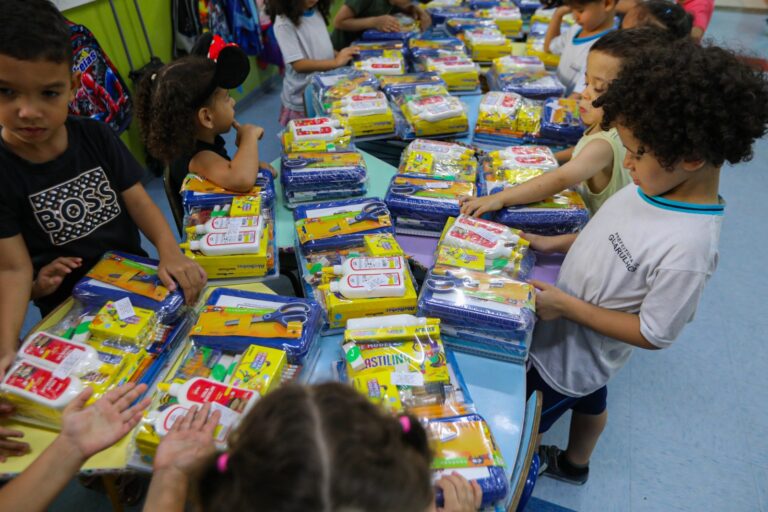 Prefeitura inicia entrega de material escolar para alunos da rede municipal