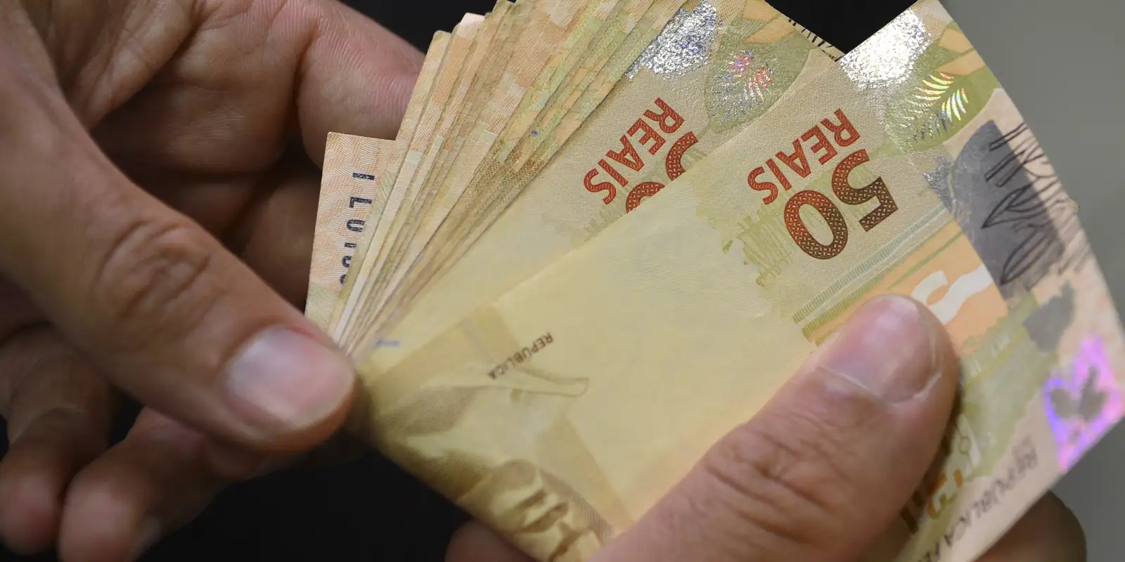 Benefícios sociais garantem rendimento médio recorde de R$ 836 em 2024 Benefícios sociais garantem rendimento médio recorde de R$ 836 em 2024