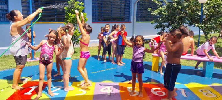 Alunos da EPG Rogério Damião de Freitas se divertem com banho de mangueira em atividade pedagógica