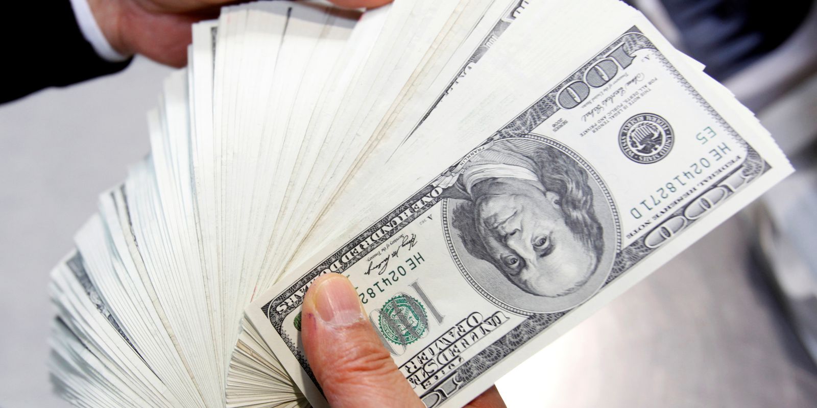 Dólar encosta em R$ 6 após Trump impor taxa de 104% à China Dólar encosta em R$ 6 após Trump impor taxa de 104% à China