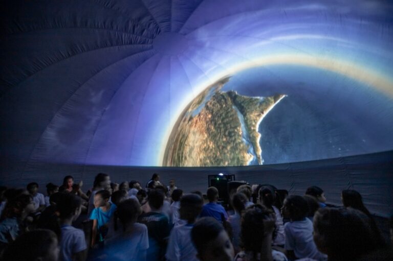Escola de Guarulhos traz planetário para abordar conhecimentos de astronomia e ciências espaciais