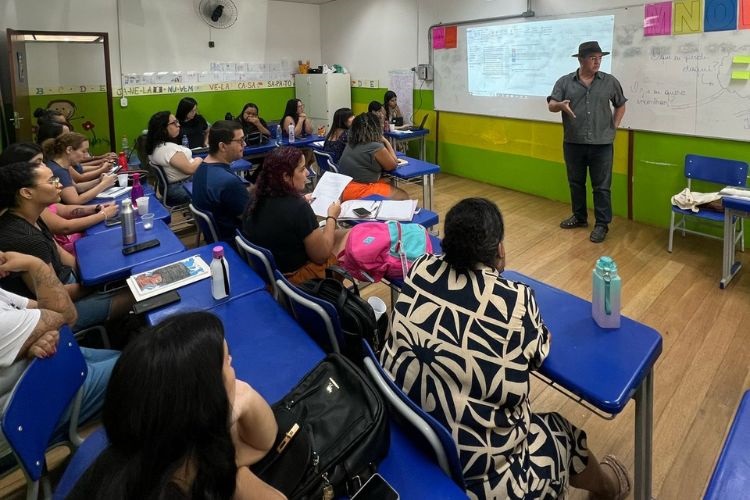 Escola municipal no Pimentas recebe o historiador Elton Soares para encontro de planejamento