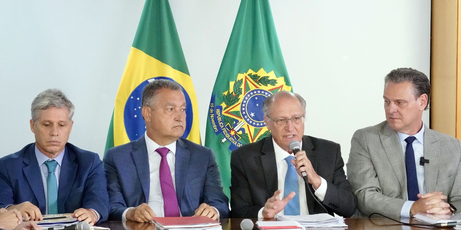 Governo zera tarifa de importação de 9 alimentos para reduzir preços Governo zera tarifa de importação de 9 alimentos para reduzir preços