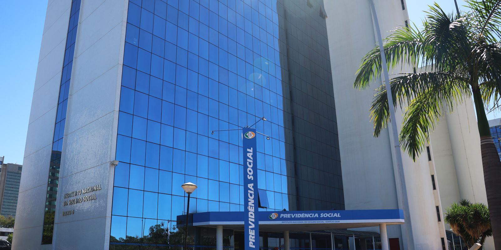 INSS antecipa benefícios de cartões de final 5 e 0 nesta sexta INSS antecipa benefícios de cartões de final 5 e 0 nesta sexta