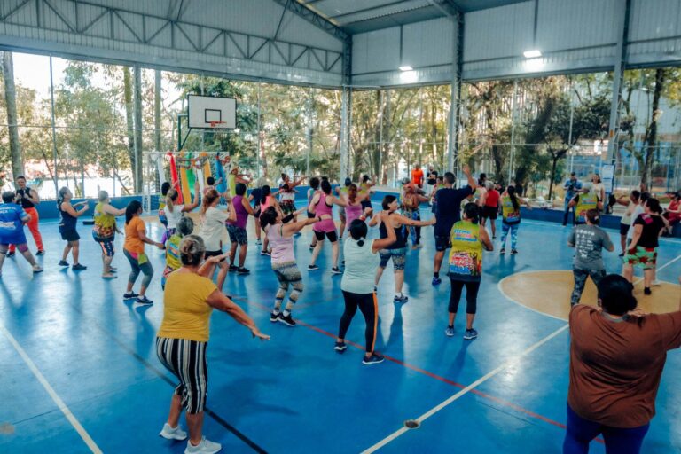 Participantes de aulão de zumba no Parque Chico Mendes esbanjam saúde e animação