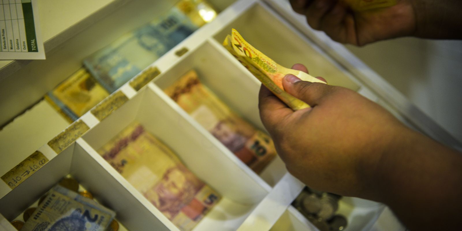 Percentual de famílias com dívidas em atraso cai em fevereiro, diz CNC Percentual de famílias com dívidas em atraso cai em fevereiro, diz CNC