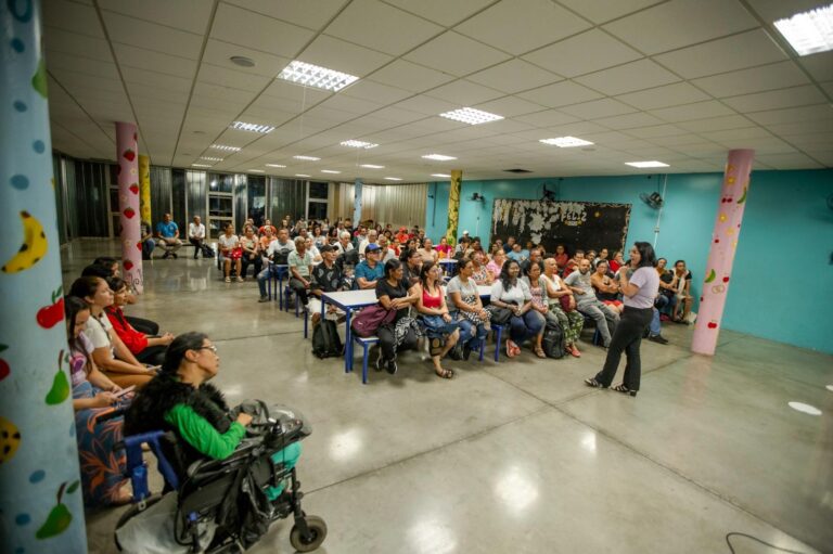 Professores e alunos da EJA participam de palestra sobre direitos das mulheres