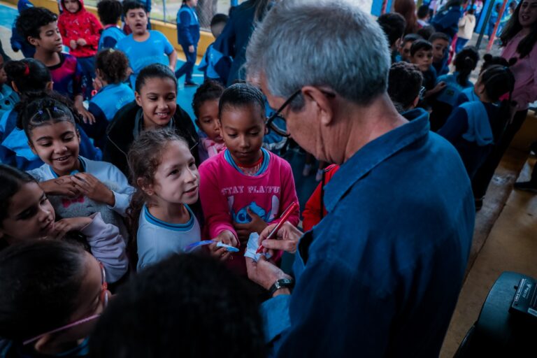 Cartunista leva desenhos e histórias para escola municipal na Vila Galvão