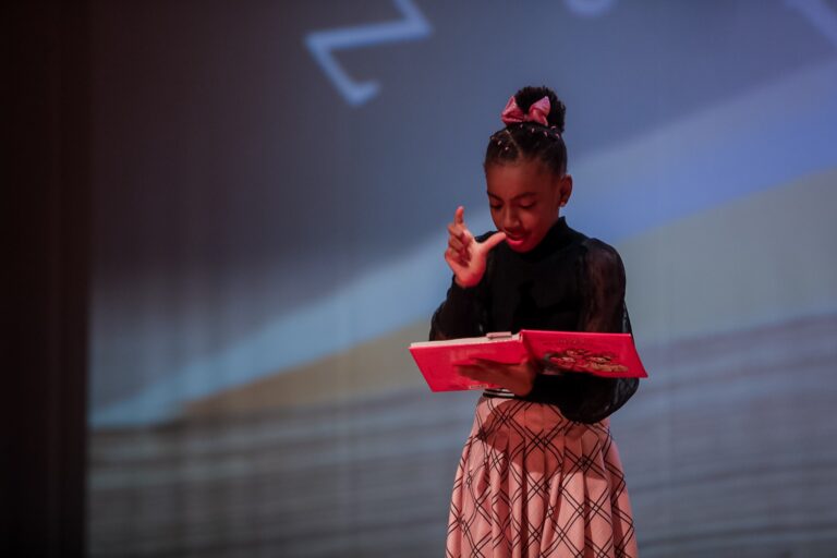 Direito à leitura marca a abertura do Literatura em Movimento 2025 no Teatro Adamastor