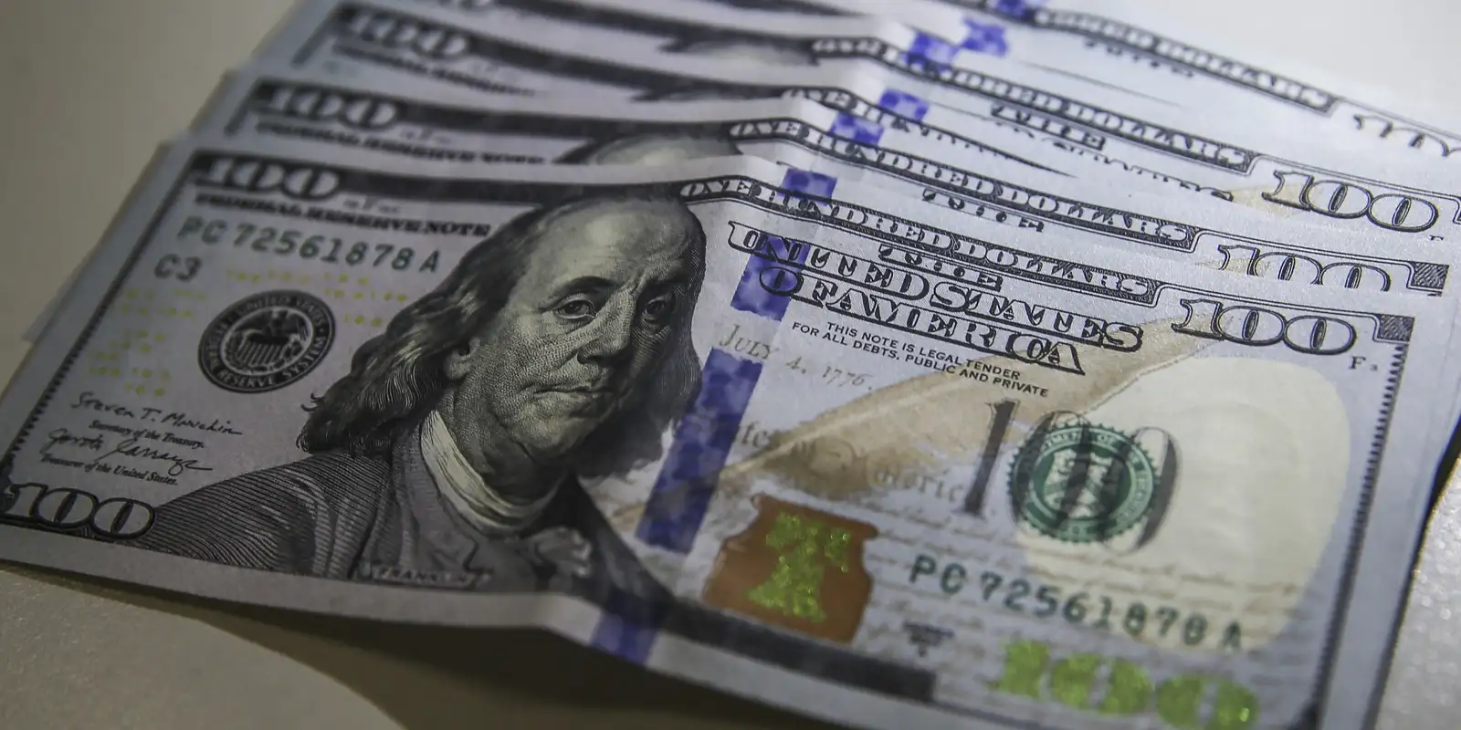 Dólar cai para R$ 5,72 e atinge menor nível em quase três semanas Dólar cai para R$ 5,72 e atinge menor nível em quase três semanas