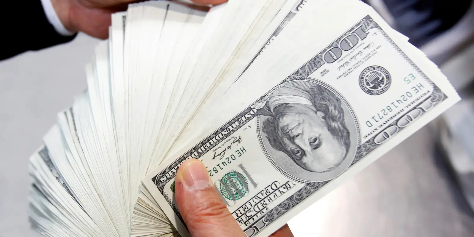Dólar desaba após tarifas de Trump e atinge menor valor em seis meses Dólar desaba após tarifas de Trump e atinge menor valor em seis meses