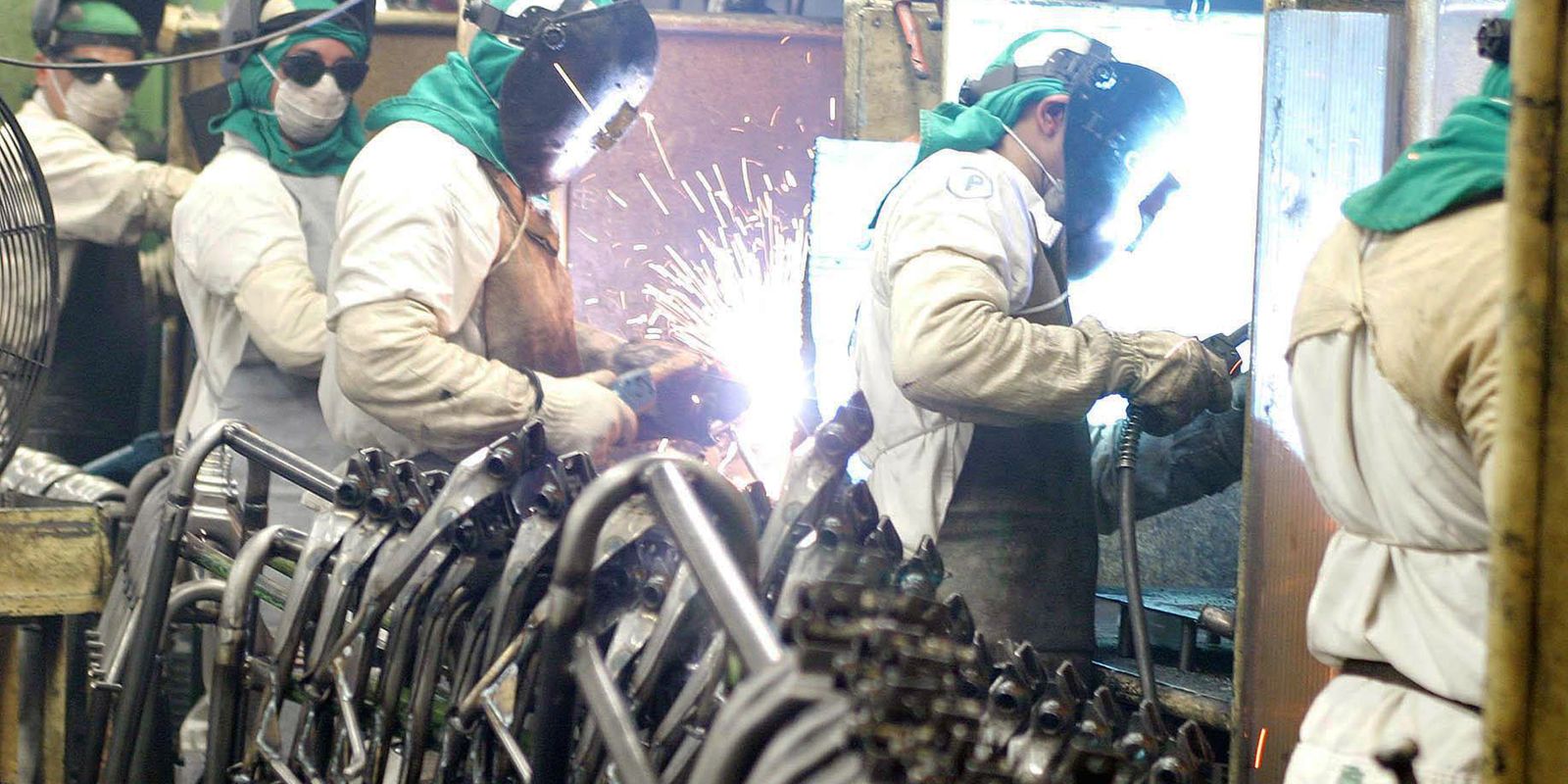 Indústria cai 0,1% em fevereiro e soma 5 meses sem crescimento Indústria cai 0,1% em fevereiro e soma 5 meses sem crescimento