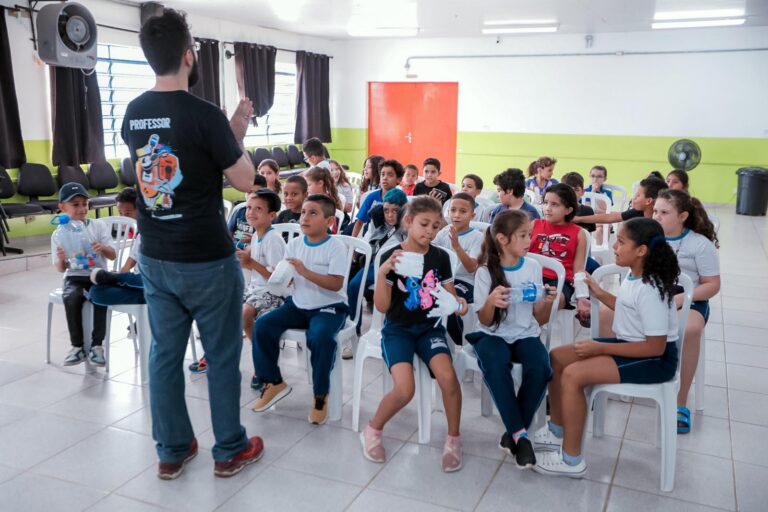 Orquestra de Sucata une música e reciclagem em oficina para alunos da rede pública