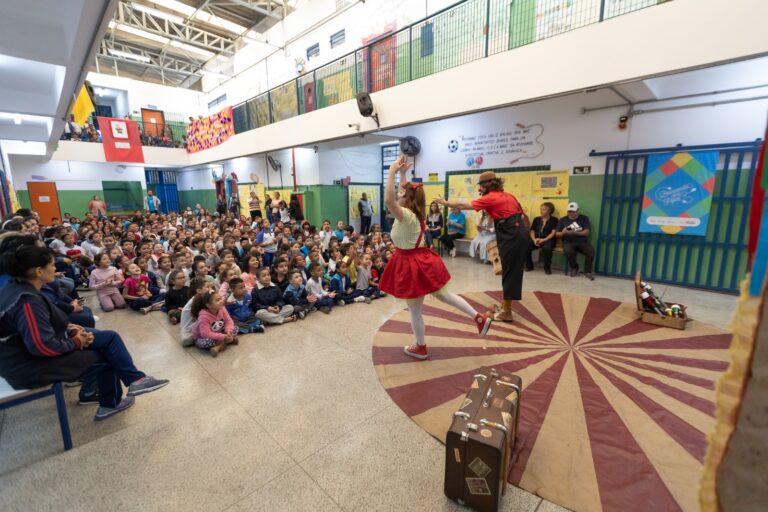 Trupe guarulhense Rué La Companhia diverte alunos de Cumbica no lançamento do Brincando com Pipas